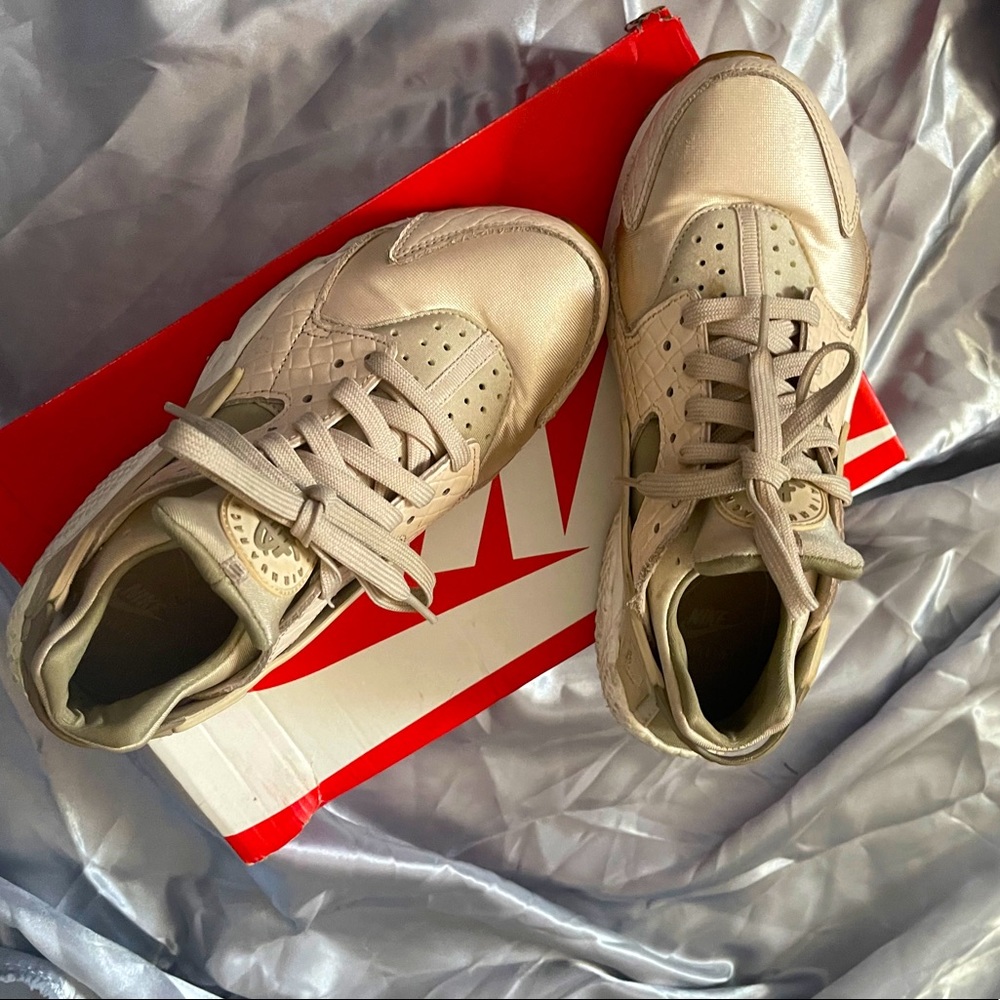 Nike Huraches - Size 9 WMNS